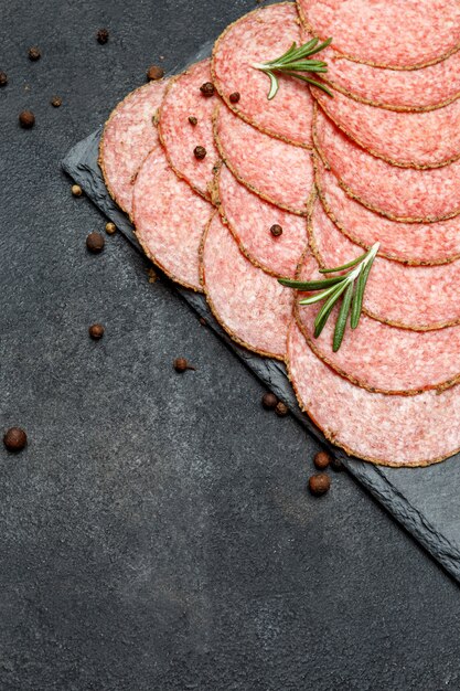 Salami italien ou chorizo espagnol sur une planche de service