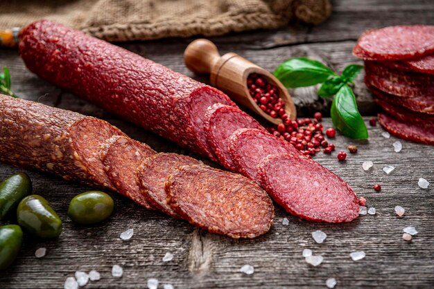 Salami italien de la meilleure qualité sur une vieille table en bois