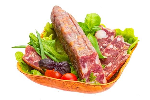 Salami mûr avec salade basilic oignon et tomate