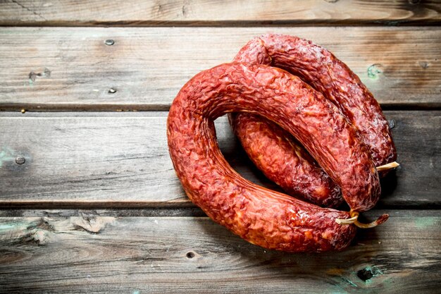 Salami parfumé sur fond de bois