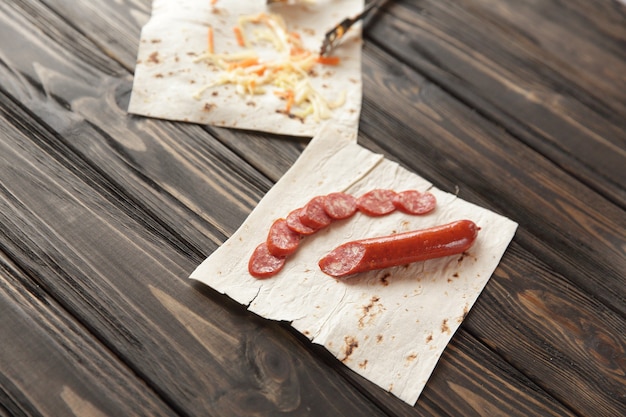 Salami pour la préparation de Shawarma.photo sur un fond en bois.