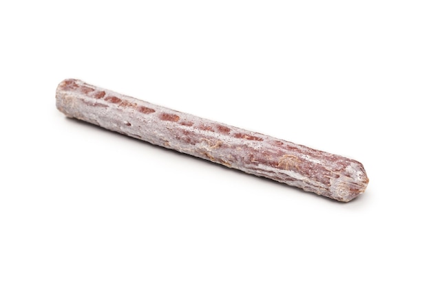 Salami savoureux isolé sur fond blanc. Vue de dessus.