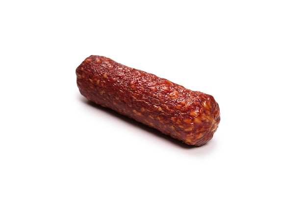 Salami savoureux isolé sur fond blanc. Vue de dessus.