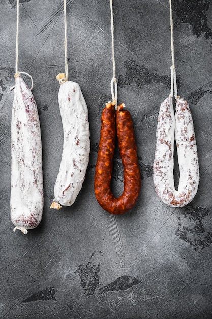 Salami sec espagnol à partir d'un rack au marché sur fond gris