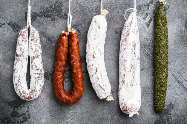 Salami sec espagnol d'un rack au marché