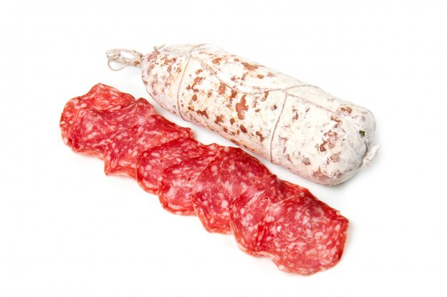 Salami tranché sur le blanc