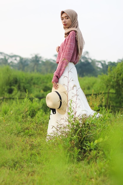 Salatiga Dec 2019 Une belle femme asiatique posant dans un champ extérieur Concept portraits