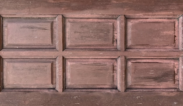 Sale vieux fond de mur porte fenêtre en bois brun.