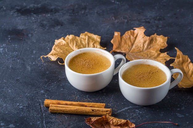 Salep boisson avec des bâtons de cannelle et des feuilles