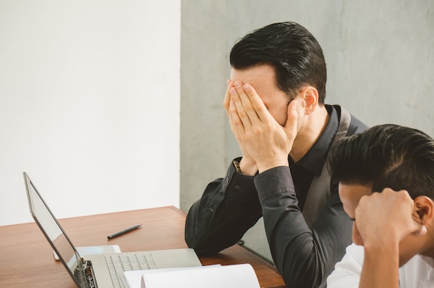 Sales Man Stress Car Il Ne Peut Pas Atteindre La Cible De Ce Mois