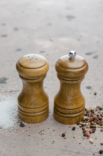 Salière en bois et pièce maîtresse sur la table.