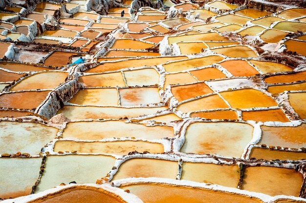 Salinas de maras près de l'extraction du sel de cusco au pérou