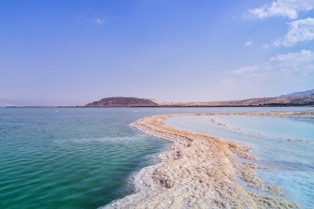 Les salines d'Israël de la Mer Morte Le chemin du sel s'enroule pittoresquement dans l'eau salée