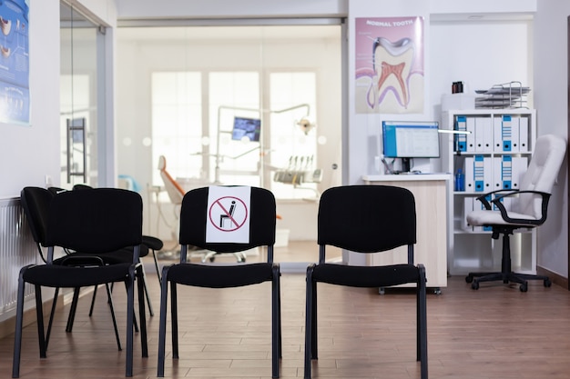 Salle d'attente en clinique avec personne dedans