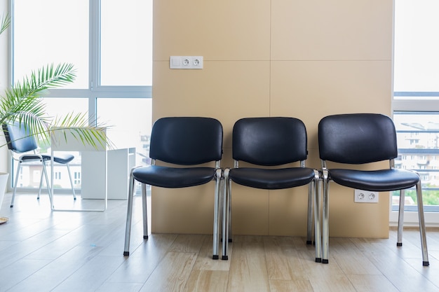 Salle d'attente dans un bureau moderne avec fauteuils