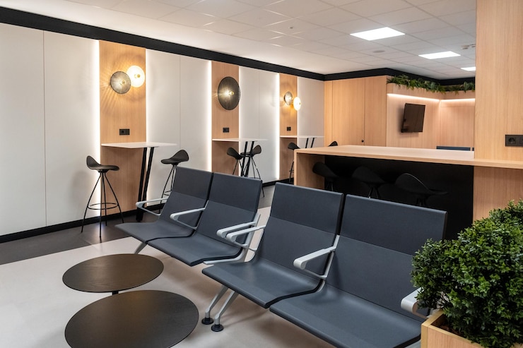 Photo une salle d'attente avec quelques chaises et une plante en pot