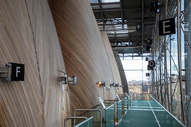 Salle d'audience dans un palais de justice de design futuriste dans la ville de Bordeaux France