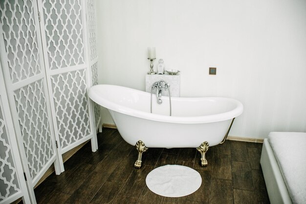 Salle de bain blanche luxueuse pour les jeunes mariés dans un hôtel de lune de miel comme dans un palais