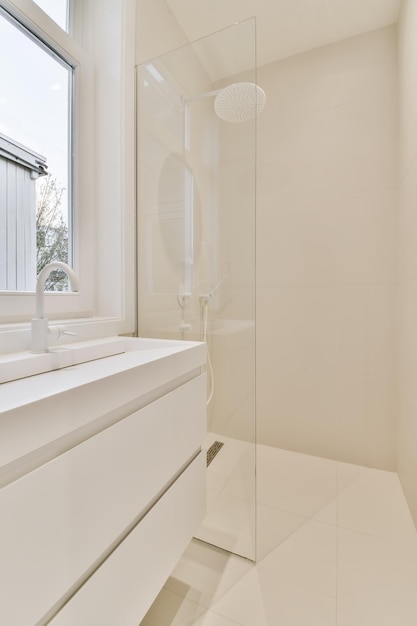 Salle de bain blanche moderne