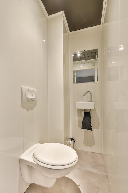 Une salle de bain blanche avec toilettes et lavabo