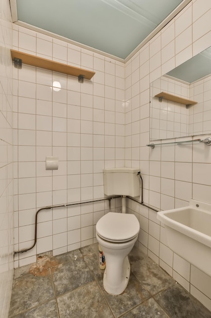 Une salle de bain blanche avec toilettes et lavabo