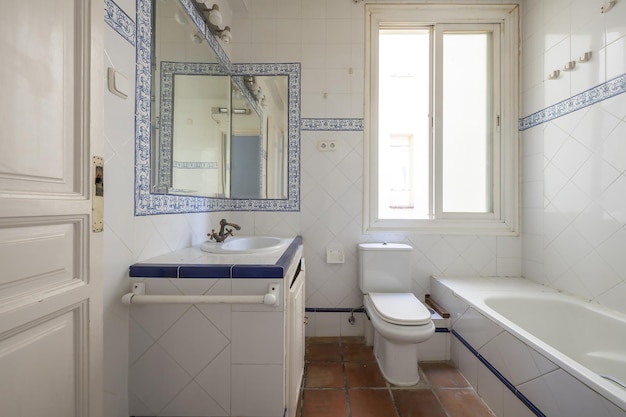 Salle de bain avec carrelage blanc de style vintage avec bordures bleues et bordures à motifs bleus