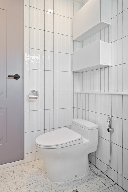 Une salle de bain conçue avec de longs carreaux verticaux