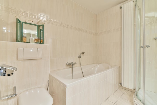 Salle de bain cosy avec baignoire et radiateur à proximité