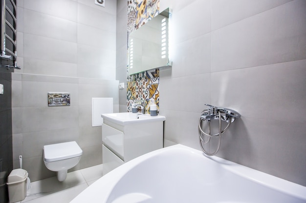 salle de bain dans un style moderne de couleurs vives