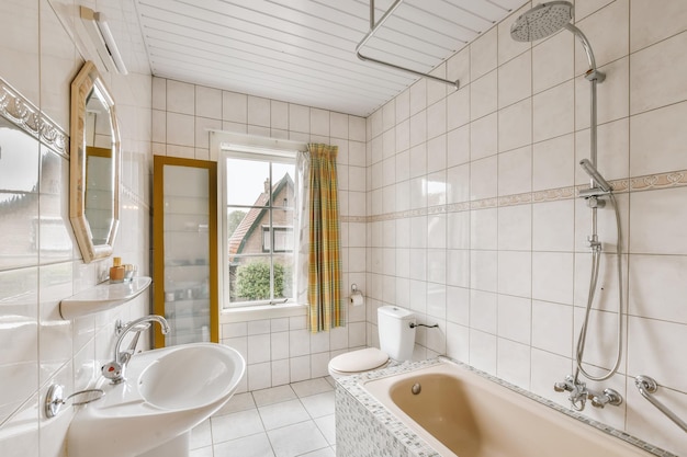 Une salle de bain avec douche lavabo et baignoire