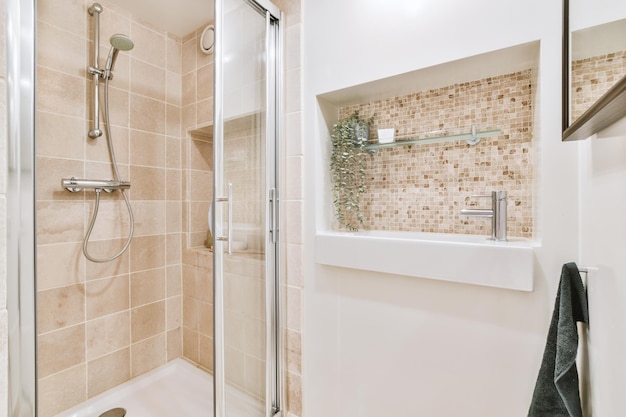 Salle de bain avec douche et lavabo dans une maison moderne et cosy