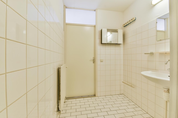 Salle de bain avec douche et lavabo