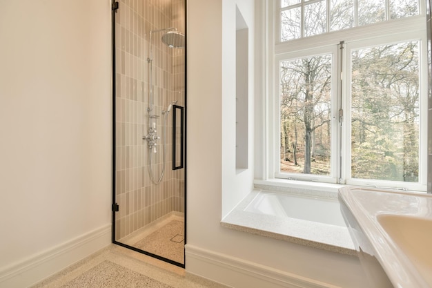 Salle de bain avec douche avec porte vitrée