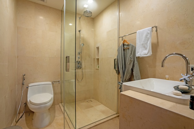 Salle de bain avec douche, WC et lavabo séparés