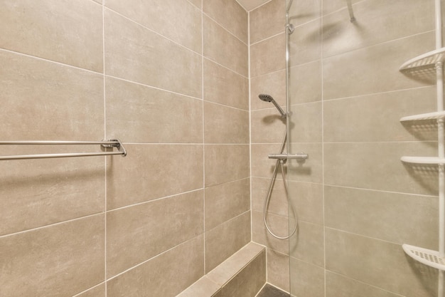 Salle de bain avec douche