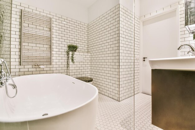 Salle de bain élégante avec des carreaux de brique inhabituels