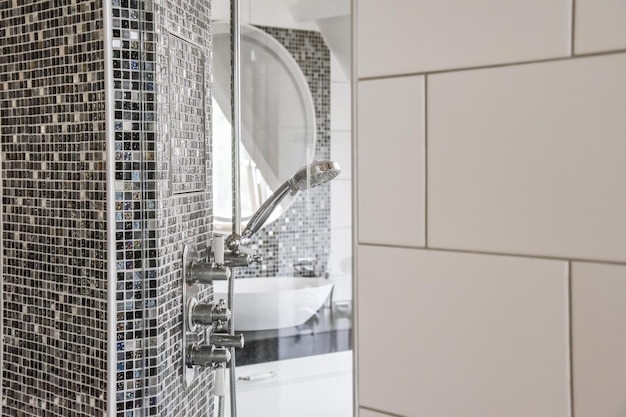 Salle de bain élégante avec douche