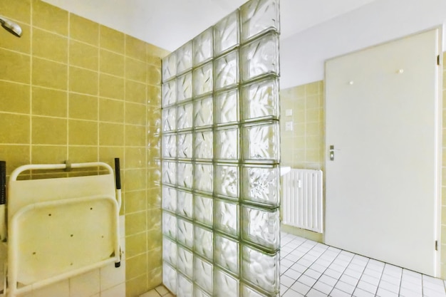 Salle de bain époustouflante avec mur carrelé vert