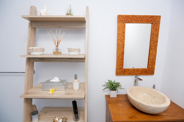 Une salle de bain avec une étagère en bois qui a un cadre en bois qui dit tissu.