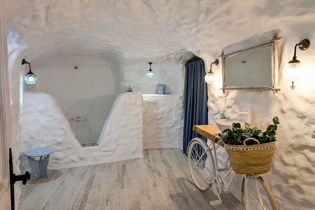 Salle de bain à l'intérieur d'une grotte moderne pour le tourisme rural