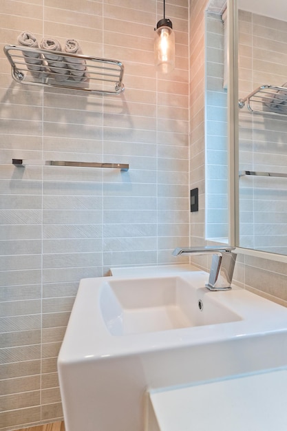 Une salle de bain avec un lavabo carré et des lampes halogènes