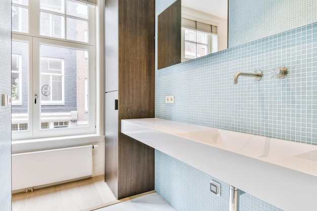 Salle de bain avec un long lavabo et un miroir