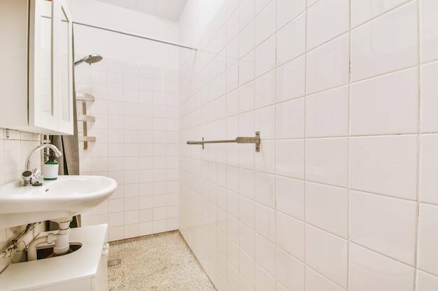 Salle de bain longue et étroite avec douche