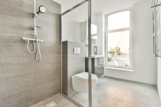 Salle de bain à la lumière du jour dans les tons de gris