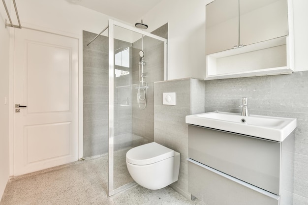 Salle de bain à la lumière du jour dans les tons de gris