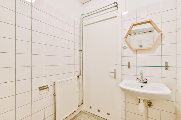 Salle de bain lumineuse avec carrelage blanc sur tous les murs