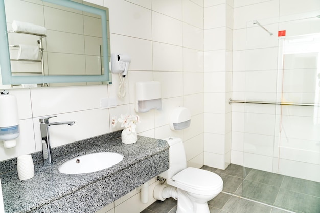 Salle de bain lumineuse et propre Lavabo blanc avec salle de bain intérieure miroir