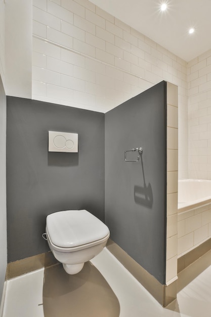 Salle de bain lumineuse avec support en bois et table lavabo