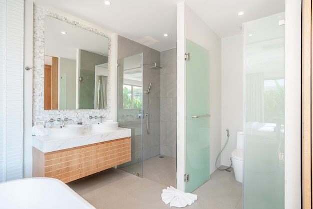 Salle de bain de luxe avec vasque, cuvette de toilette