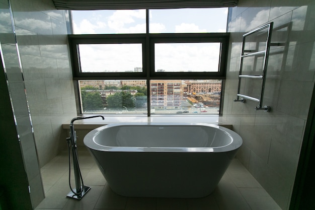 Salle de bain luxueuse avec vue sur la ville
